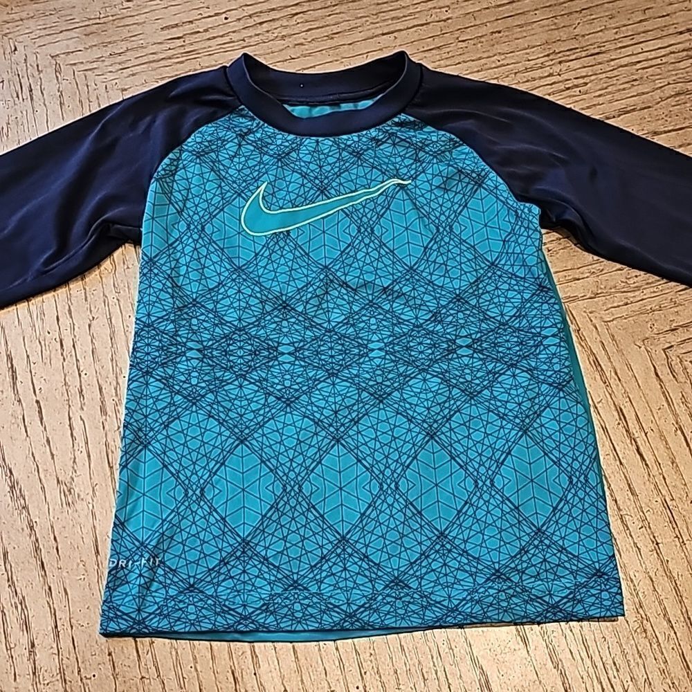 Boys Nike lomg sleeve top size 6
